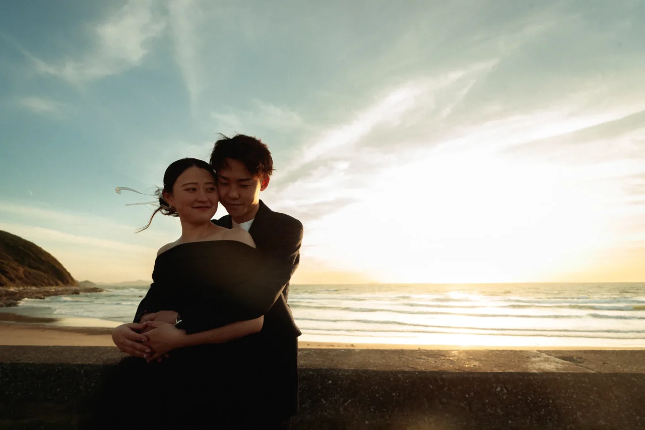 ブラックドレスと夕景の海。<br>伊良湖岬で叶えるロケーションフォト