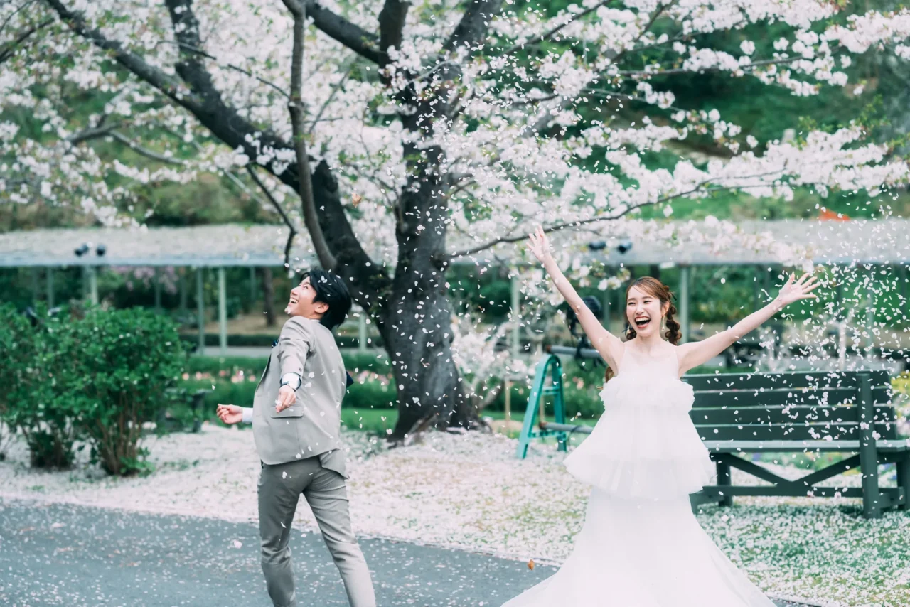 静寂のスタジオ美と満開の桜。<br>光に包まれるナチュラルフォトウエディング